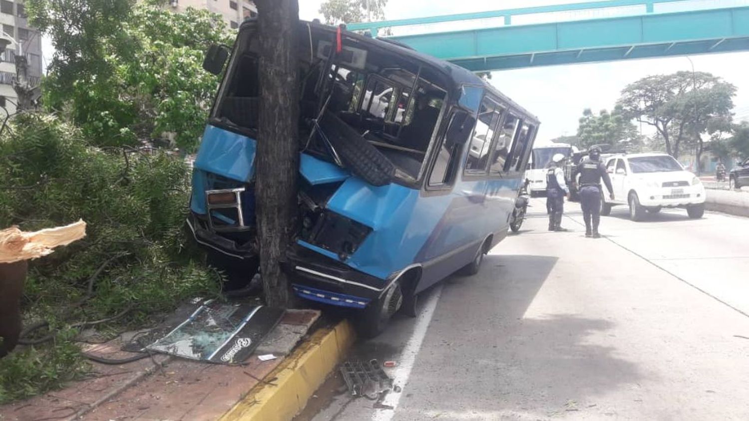¡VAN 3 EN EL MISMO SITIO! Aparatoso accidente deja al menos 12 heridos en La Guaira