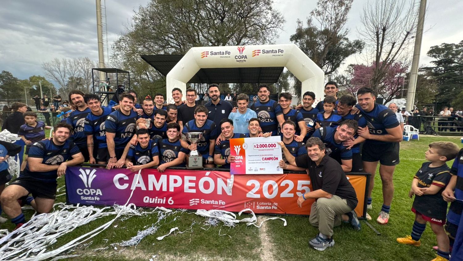 Los campeones con la copa y el cheque entregado por Daniel Di Lena. Foto: Sur24
