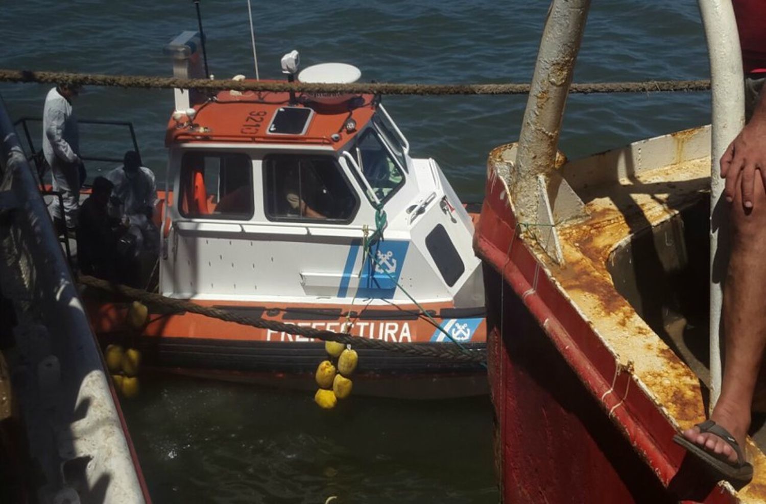 Encontraron el cadáver de un hombre flotando en el mar