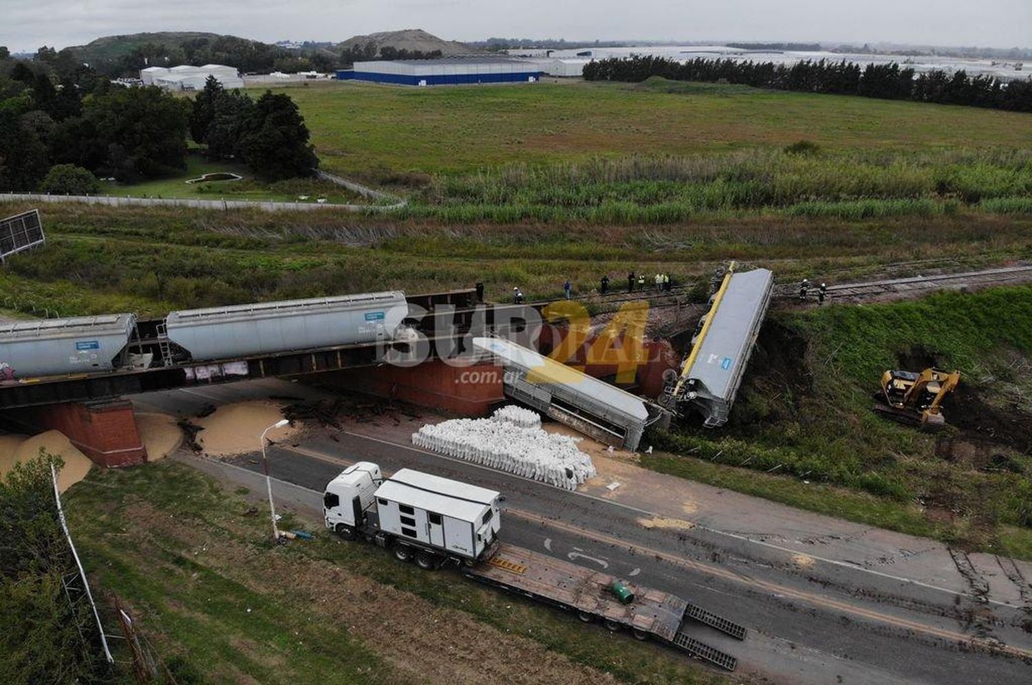 Rosario – Pérez: un tren de cargas cayó del puente ferroviario “La Virginia” sobre ruta 33 