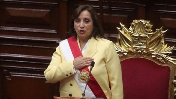 En medio del rechazo de la gente DINA BOLUARTE ACUDIÓ A LA FISCALÍA