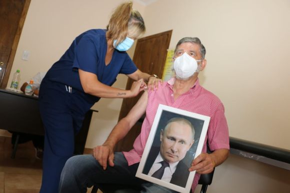 Roque Pérez: Gasparini volvió a la intendencia y se vacunó contra el coronavirus con foto de Vladimir Putin