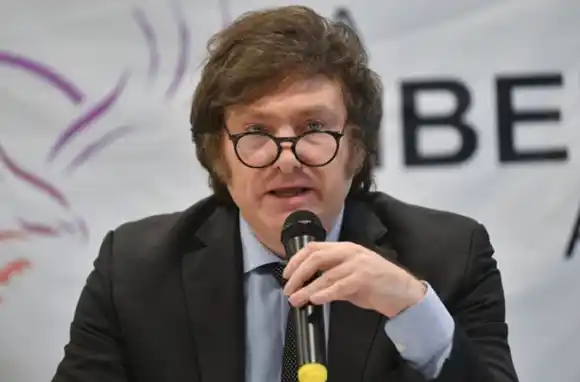 Milei ultima detalles del DNU de reformas con sus ministros y hablará en cadena nacional