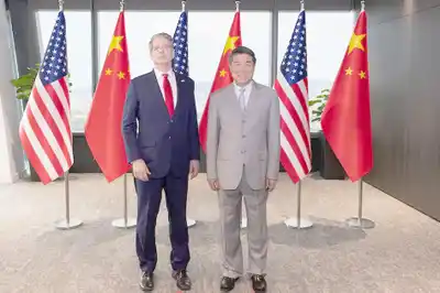 El secretario del Tesoro de Estados Unidos, Scott Bessent, junto al viceprimer ministro chino, He Lifeng.