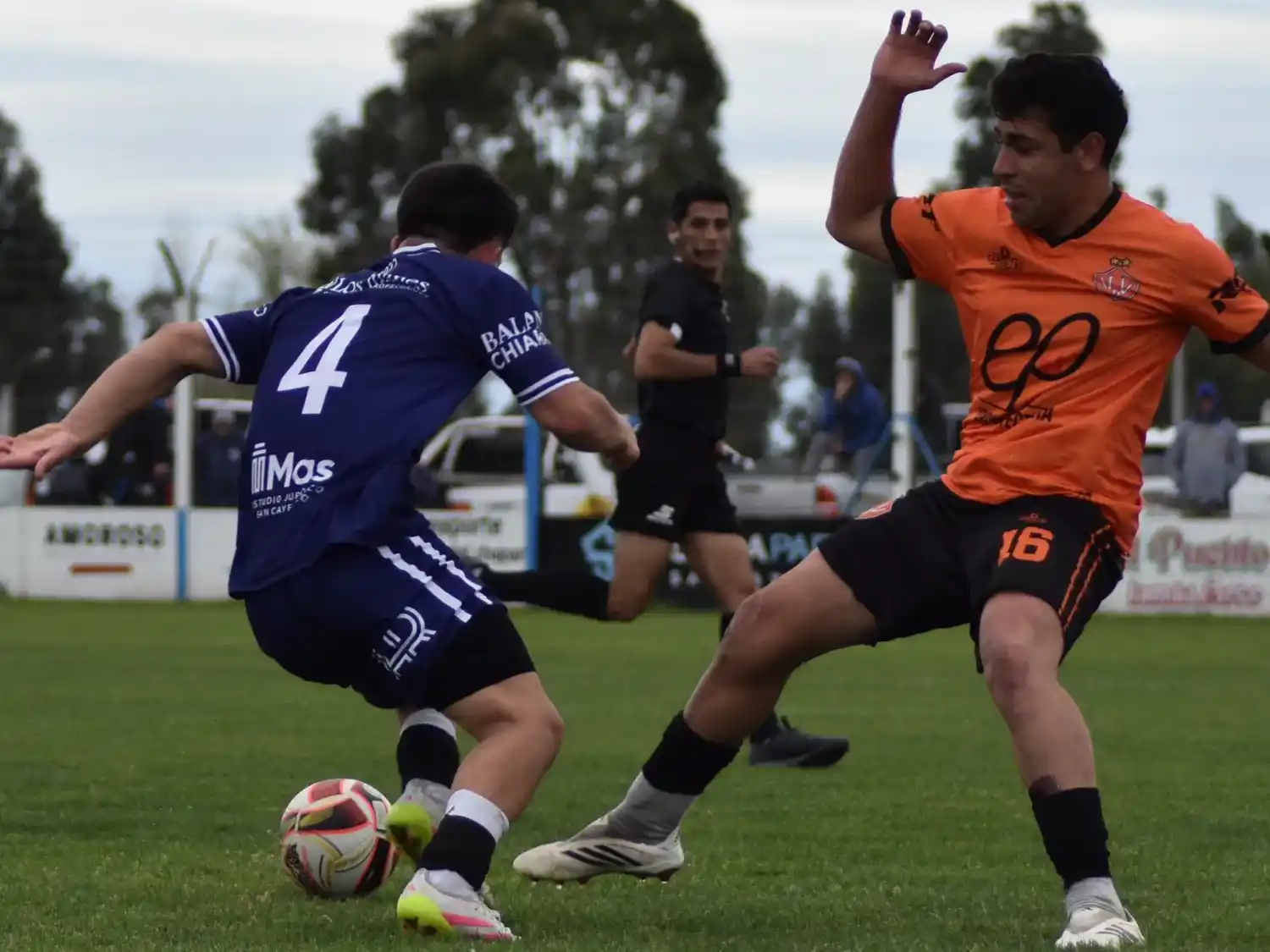 El video de un polémico gol de Independiente a Villa Díaz Vélez