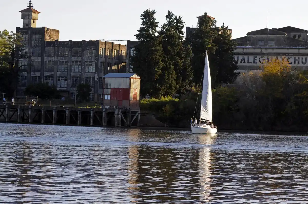 Robaron una llave de paso del ex Frigorífico y vertieron combustible en el rio Gualeguaychú