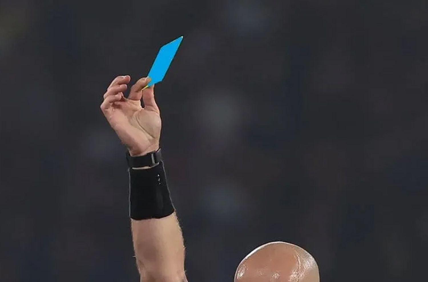 ¿Nueva regla en el fútbol?: evalúan utilizar la tarjeta azul para sanciones disciplinarias