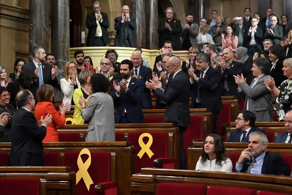 Los independentistas catalanes  toman el control del Parlamento 