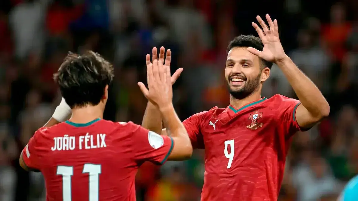Gonzalo Ramos, autor del gol del triunfo de Portugal y titular tras la salida de Cristiano Ronaldo, festeja con Joao Felix