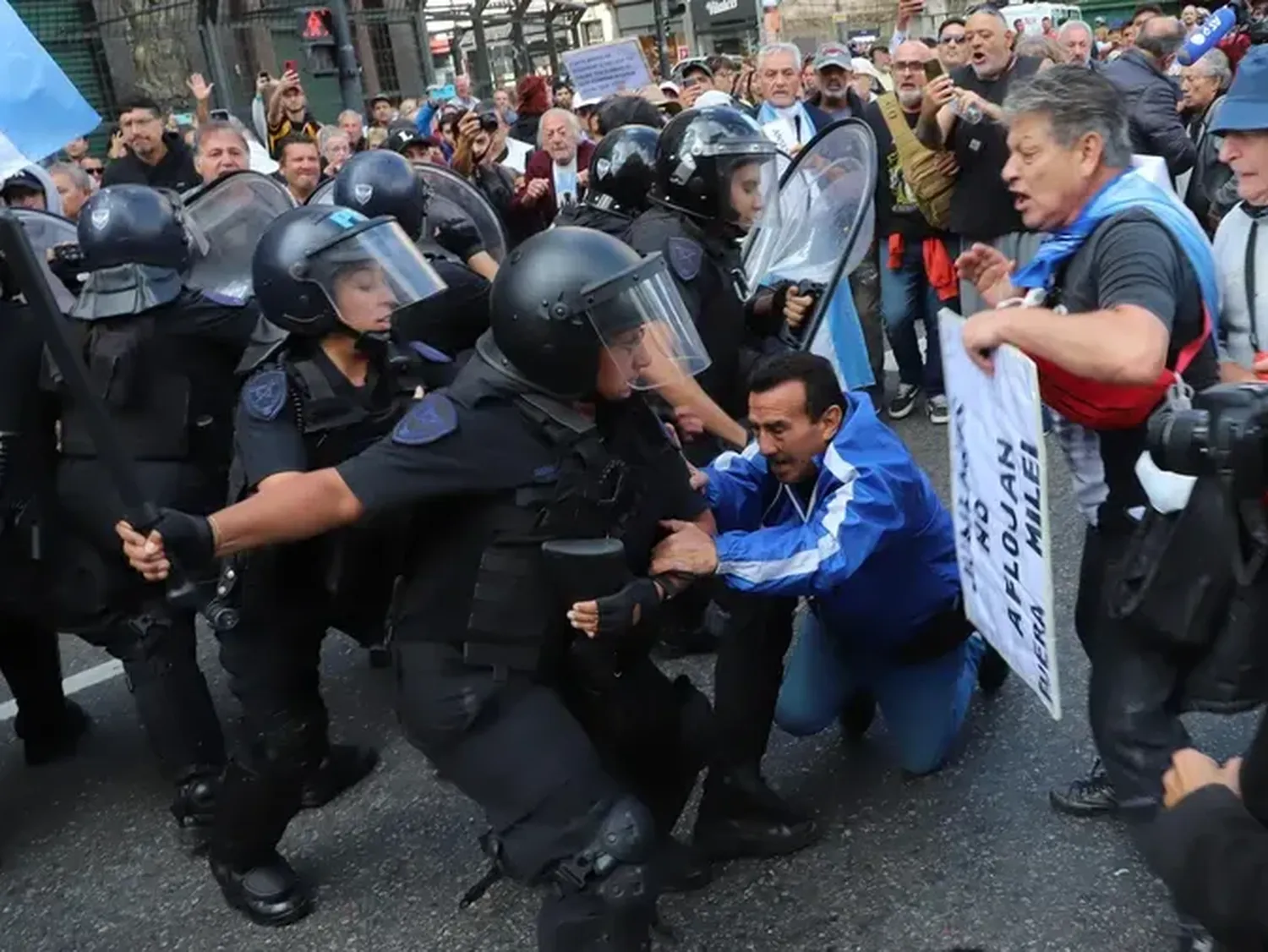 Otro marcha de jubilados con tensión: ya hubo 129 detenidos y 409 heridos en el año