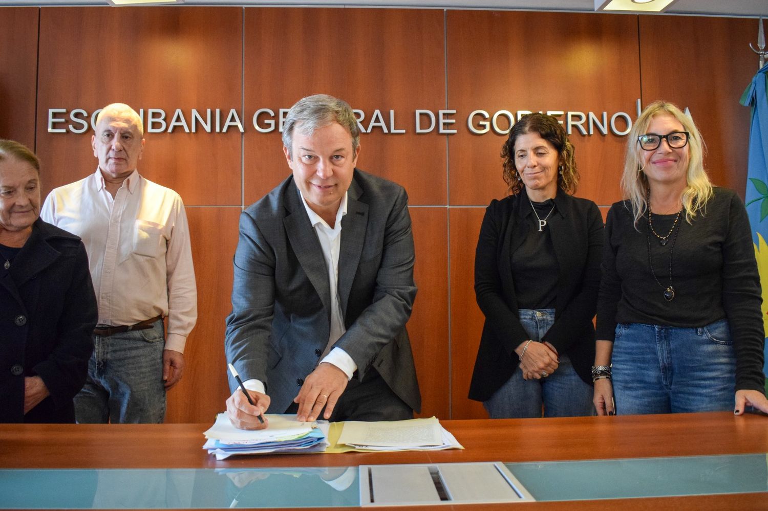 El acto se perfeccionó en la Escribanía General de Gobierno en La Plata.