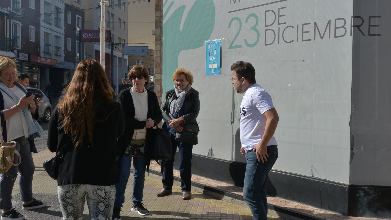 El diputado nacional, Martín Tetaz, protagonizó una intervención frente a la sede de la Mutual 23 de Diciembre.