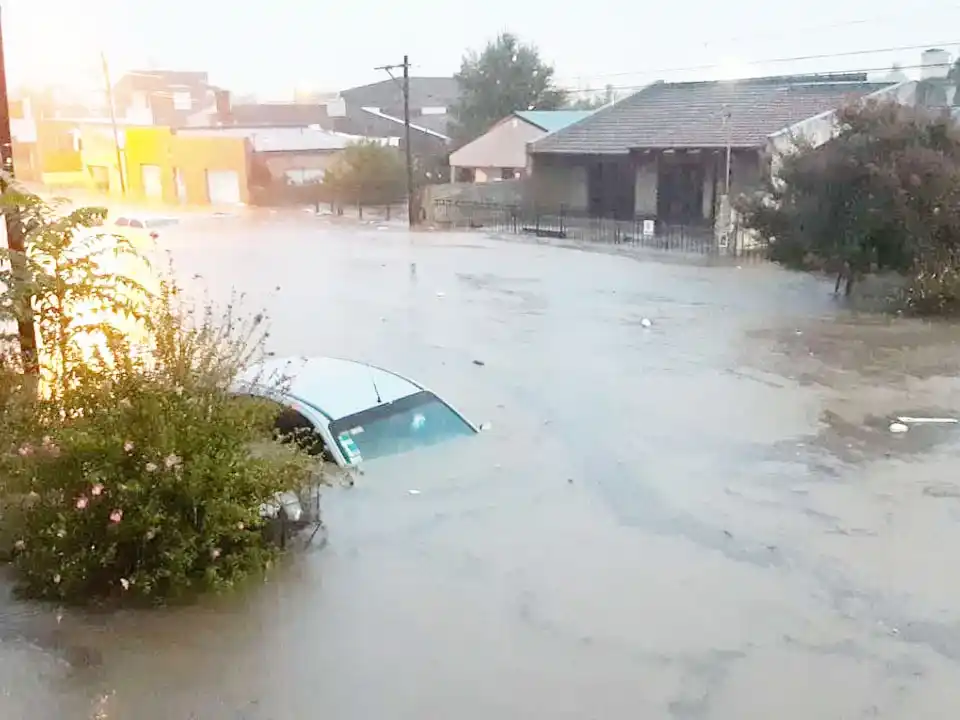 Temporal en Bahía Blanca: evacuación del hospital Penna y operativos de emergencia