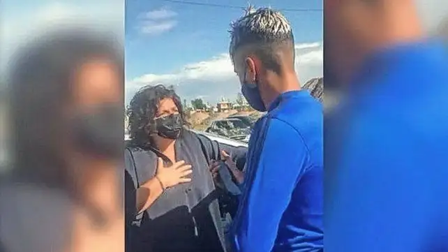 La ministra de Salud Carla Vizzotti cruzó a un antivacunas