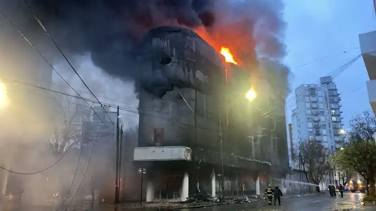 Incendio y derrumbe de un depósito de electrodomésticos en pleno centro de La Plata