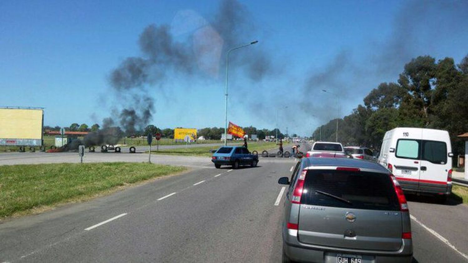 Polémica en Mar del Plata: En la Ruta 2 hubo un piquete y no dejaron pasar a dos ambulancias ni al Intendente