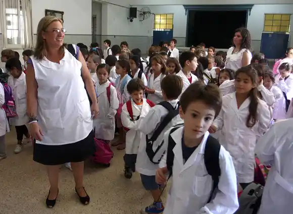 Apenas 15 de cada 100 alumnos de primaria reciben más horas de clases