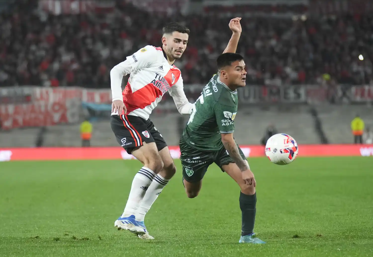 Sarmiento sacó ventaja y la aguantó en el Monumental.