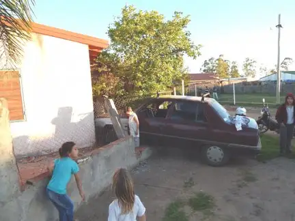 Conductor se desvaneció e incrustó su auto contra el tapial de una casa