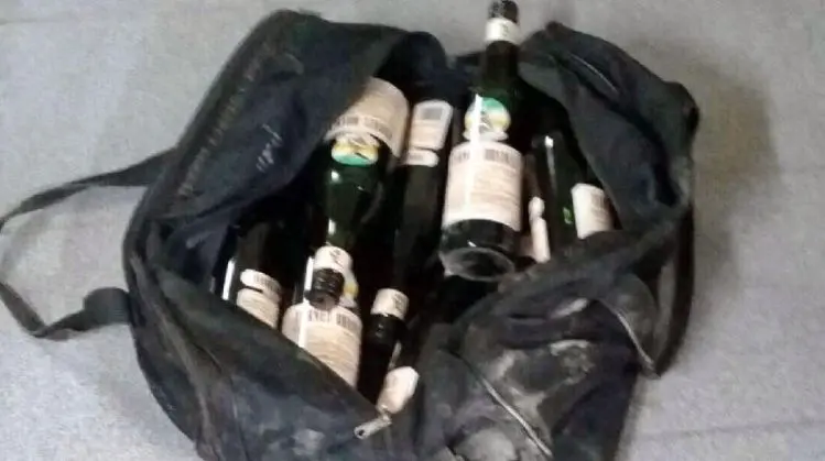 Insólito: Se iba a robar 22 botellas de fernet pero le falló el auto 