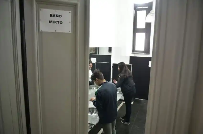 Habrá baños mixtos en una escuela pública de la ciudad