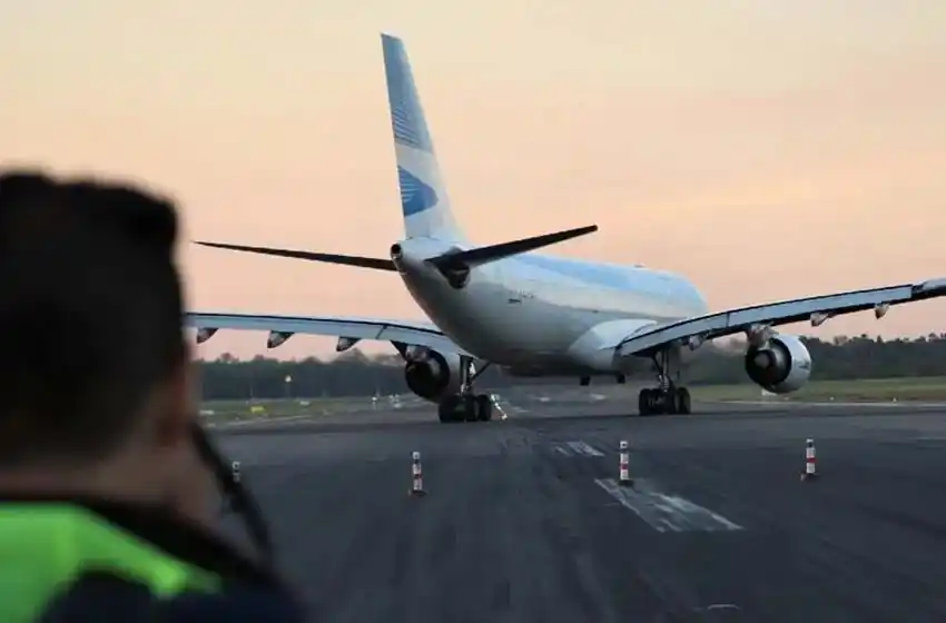 Los vuelos vuelven pero solo para personas «esenciales»