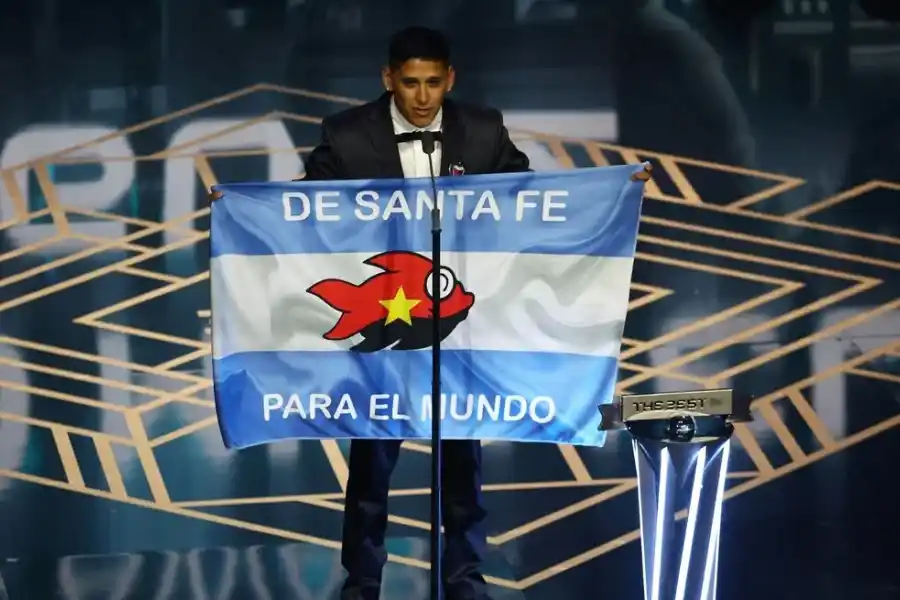 Histórico: un hincha de Colón se quedó con el premio The Best a la Mejor Afición