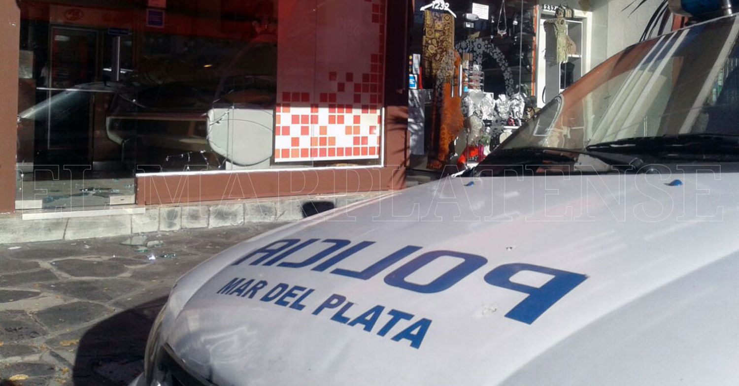 Destrozaron la vidriera de una fábrica de pastas en Güemes