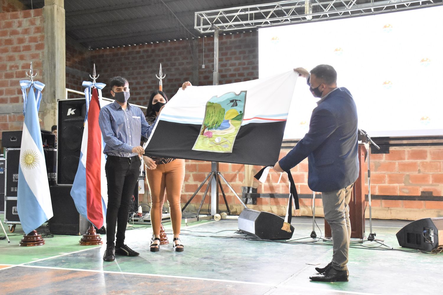 Piedras Blancas presentó su bandera