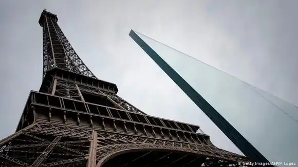 ALERTA DE BOMBA: la torre Eiffel en París es evacuada tras llamada anónima