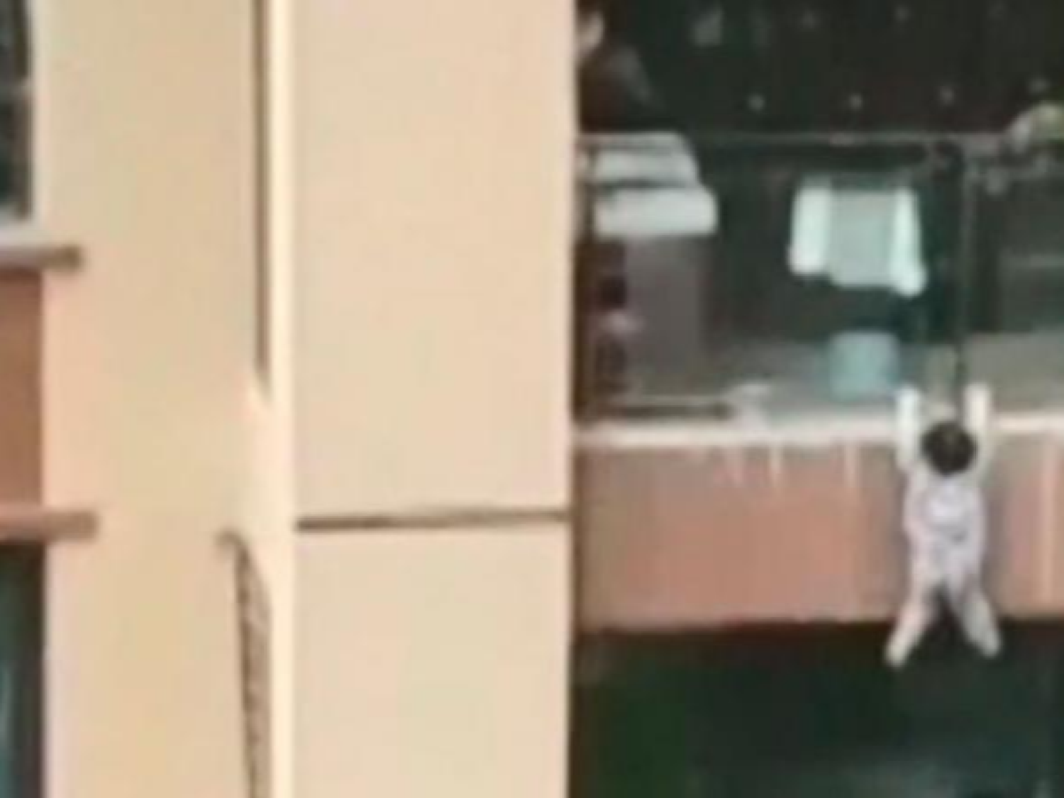China: vecinos salvaron con una manta a un niño que cayó de un sexto piso