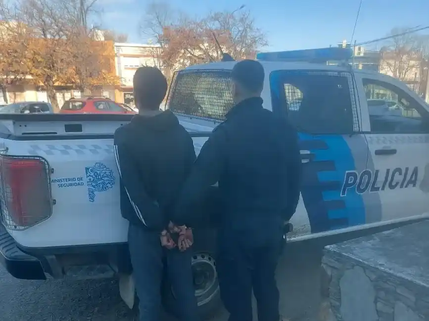 Denunció a su hermano menor porque llegó con cosas robadas a la casa