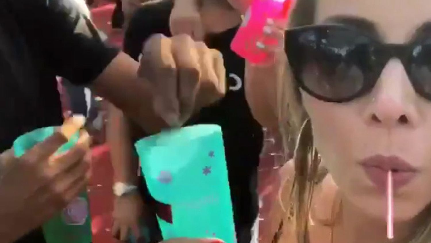 Video: filma por casualidad cuando un hombre le mete droga en su vaso