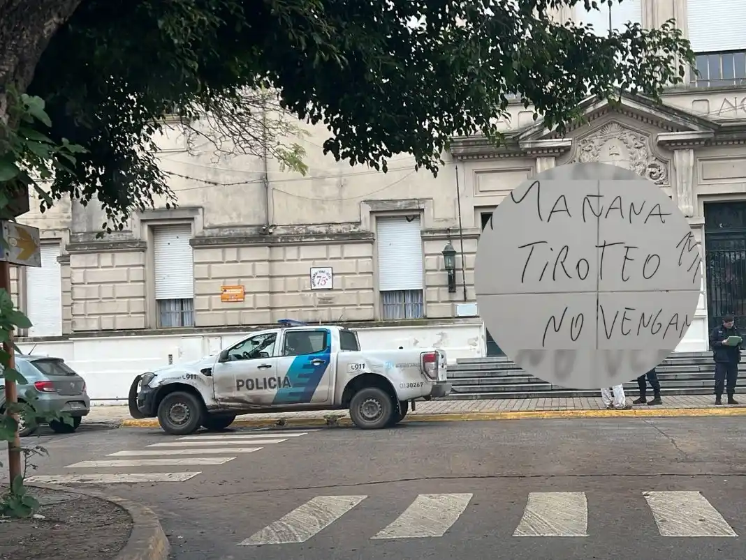 La pintada apareció en el baño de varones de la secundaria del Normal, similar a la de otras escuelas del país.