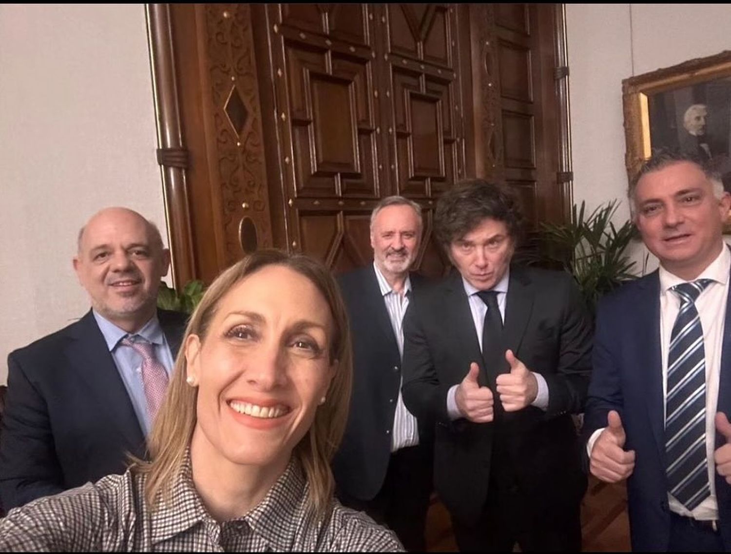 Milei recibió al bloque "oficial" de senadores de La Libertad Avanza en la Casa Rosada