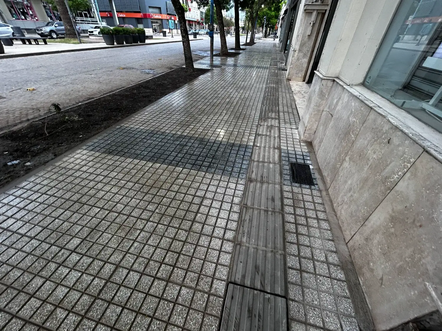 Finalizaron las obras de las veredas del bulevar Santa Fe: así quedó el centro de Rafaela - 3
