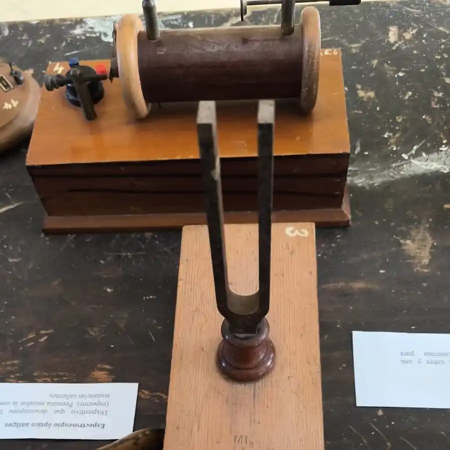 La Escuela Normal inauguró la muestra  “Aquel laboratorio de ayer”