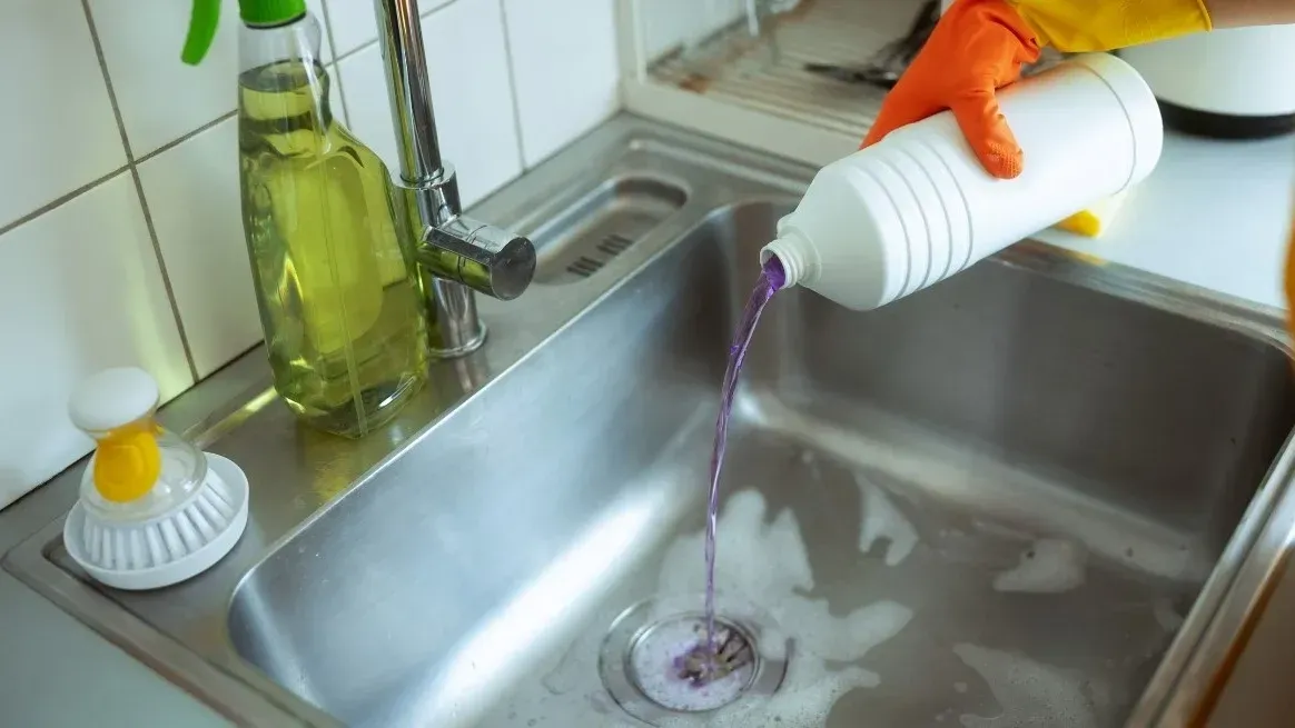 Producto destapacañerías marca “Clinsy”