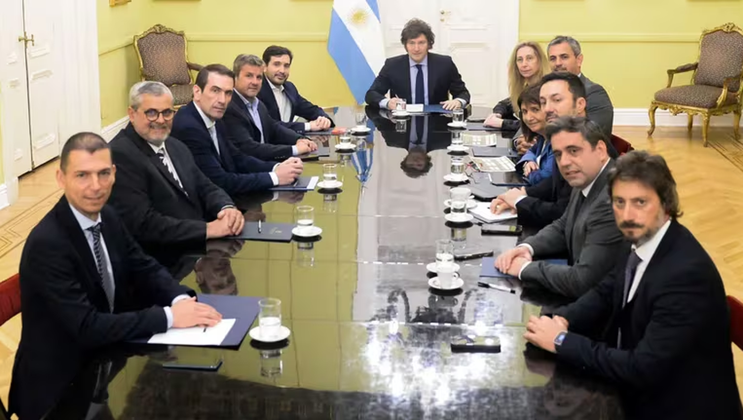 El encuentro previo a la votación entre los radicales disidentes y el presidente Javier Milei. El encuentro facilitó el veto a la ley de movilidad jubilatoria