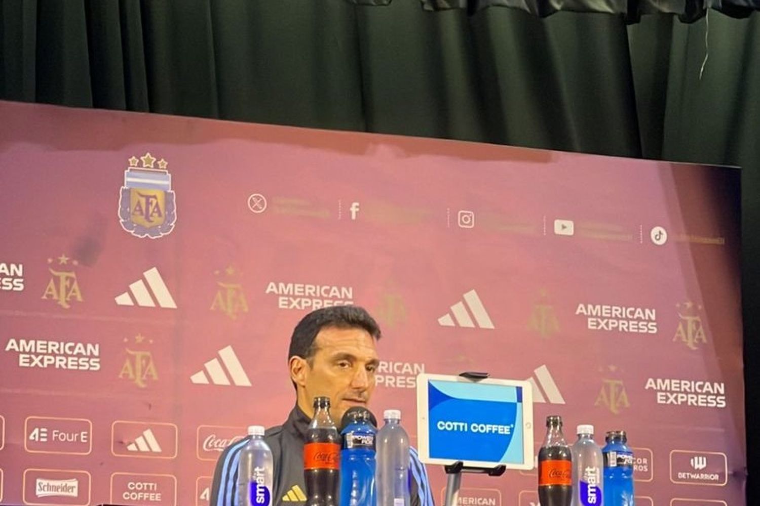 Scaloni"Lo importante es que los jugadores jueguen por el equipo y por su gente"