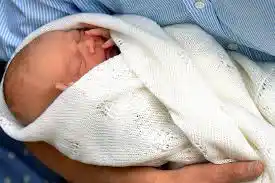 Una beba recién nacida fue abandonada en una casa