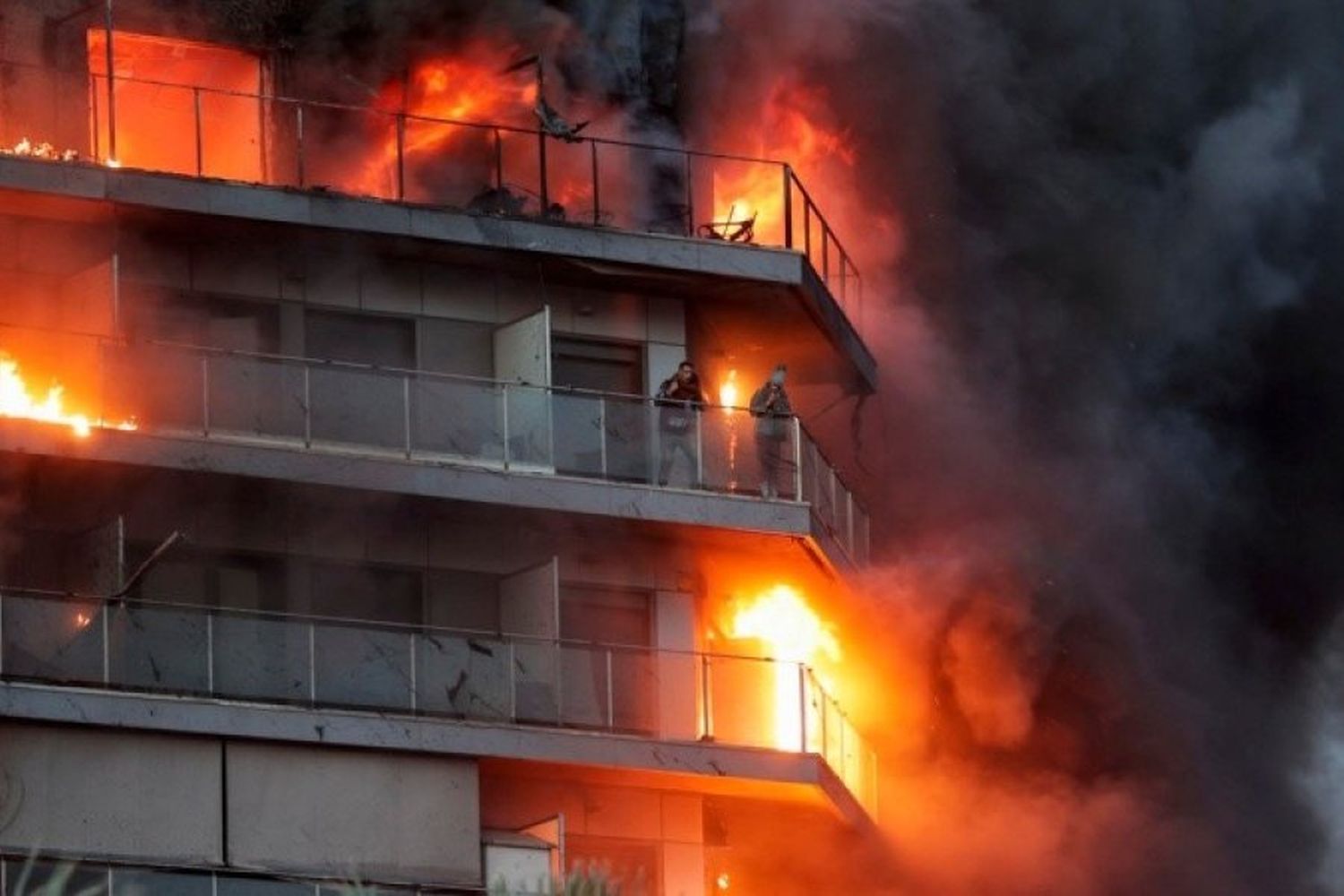 España: cuatro muertos y 14 desaparecidos tras un voraz incendio en un edificio de Valencia