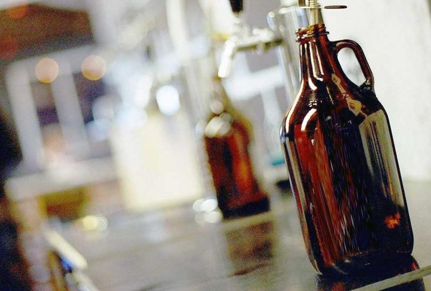 Buscan regular la recarga de botellones de cerveza artesanal