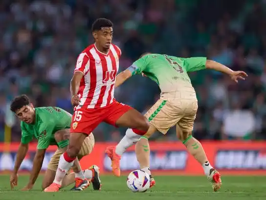 Almería goleó a Sevilla