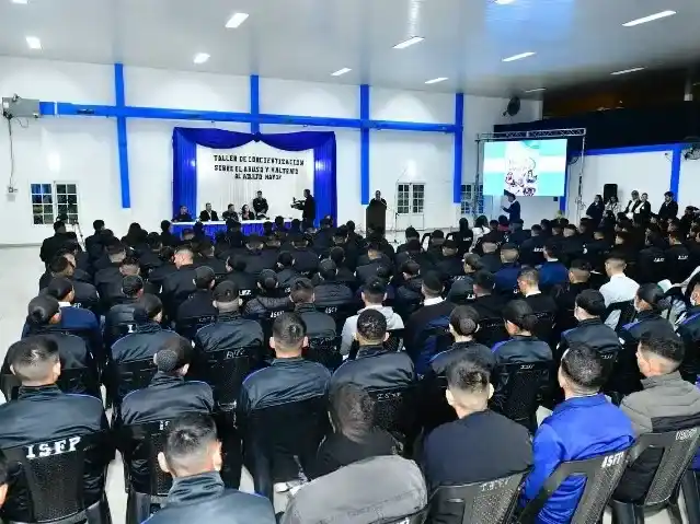 Cadetes de la Policía de Formosa se capacitaron en el buen trato a adultos mayores