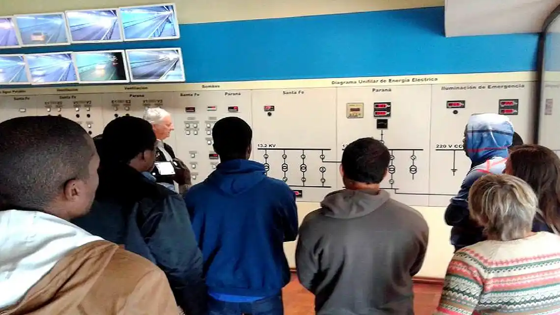 Profesionales de Angola que se capacitan en la UNL visitaron el Túnel Subfluvial