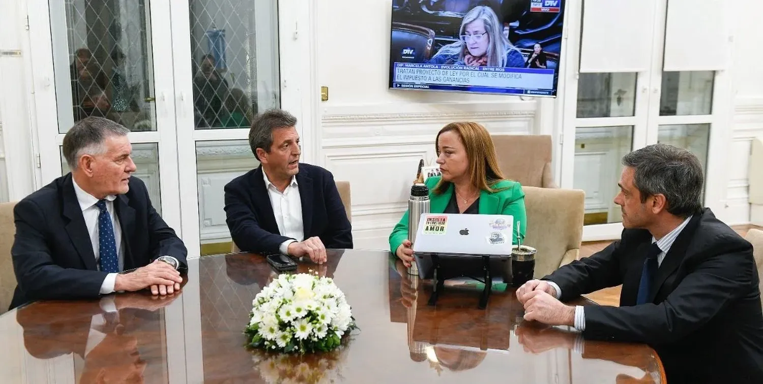 El ministro de Economía, Sergio Massa, junto a la presidenta de la Cámara de Diputados, Cecilia Moreau, Guillermo Michel y Carlos Castagneto. Crédito: Archivo El Litoral.