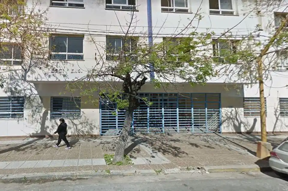 Una mujer agredió y amenazó a una alumna de la escuela Grilli
