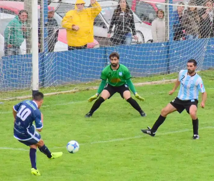 Una goleada para seguir en carrera