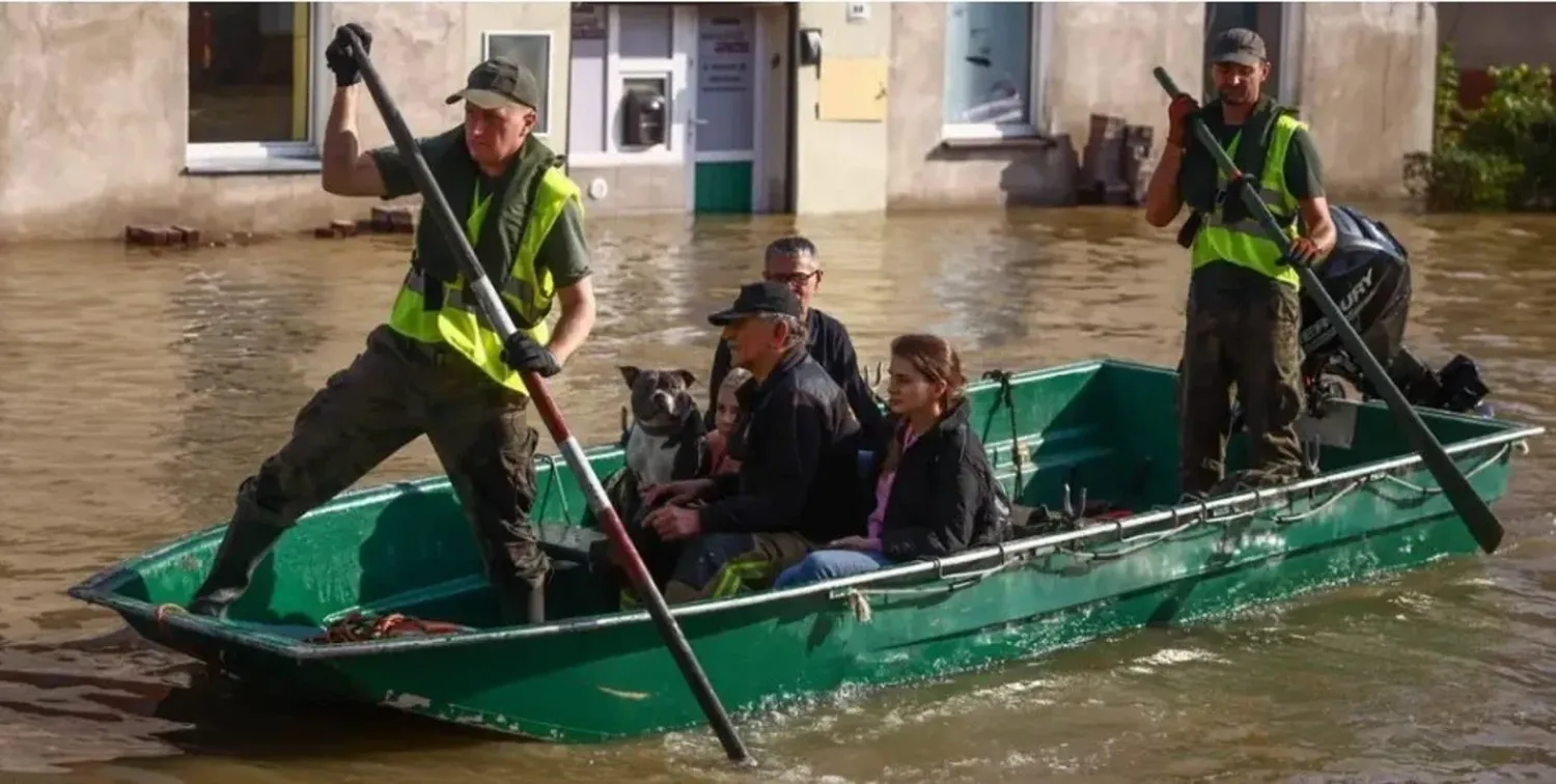 Rescatistas polacos evacuan a residentes cuyas casas quedaron inundadas.